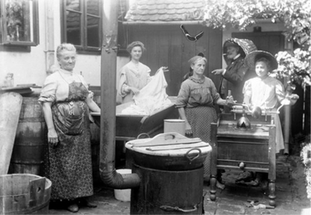 fekete fehér kép, idős asszonyok mosnak